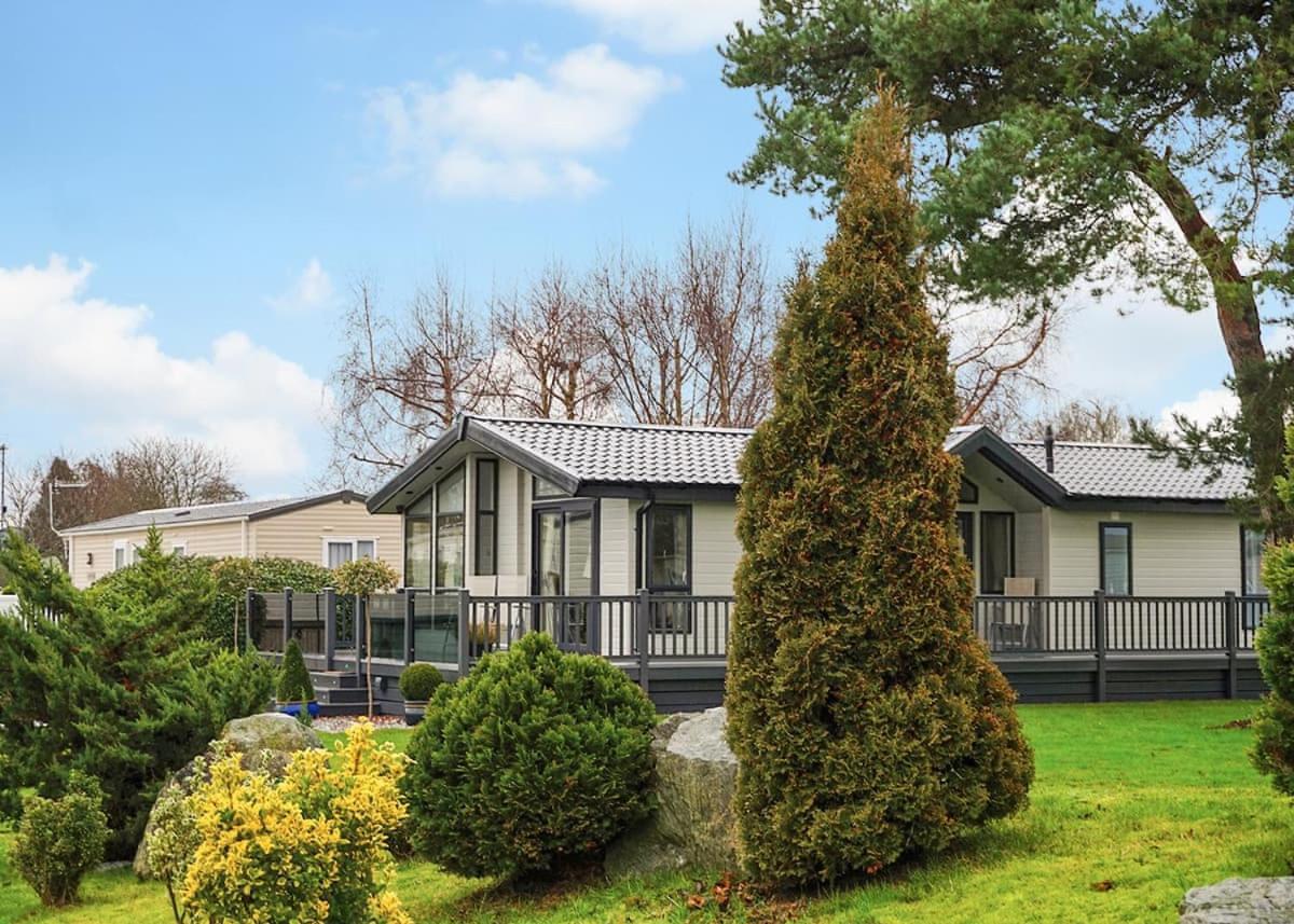 Fir Trees Hotel Честър Екстериор снимка